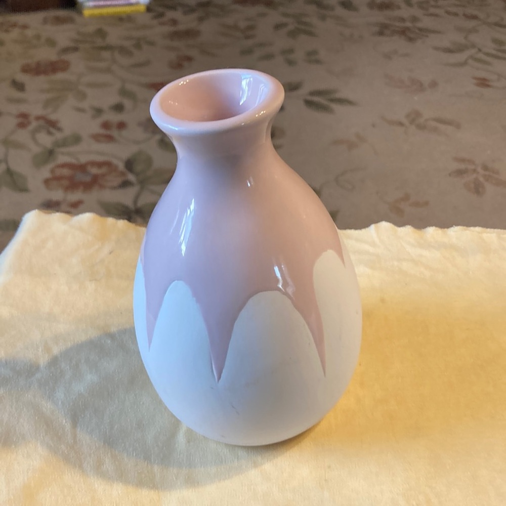 Pretty hand painted Isaac Mizrahi  vase!! Very pretty!! Great shape!!